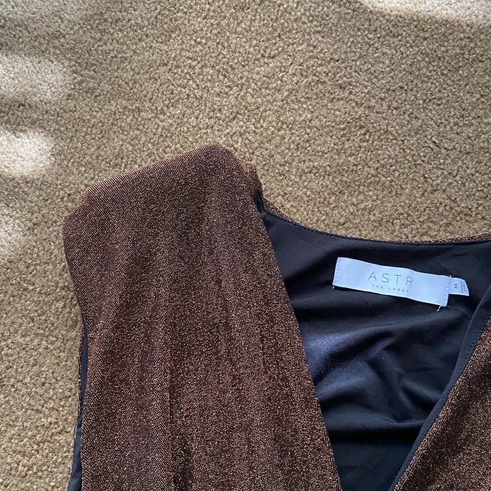 ASTR Metallic Bodysuit in Copper M - Picture 3 of 4